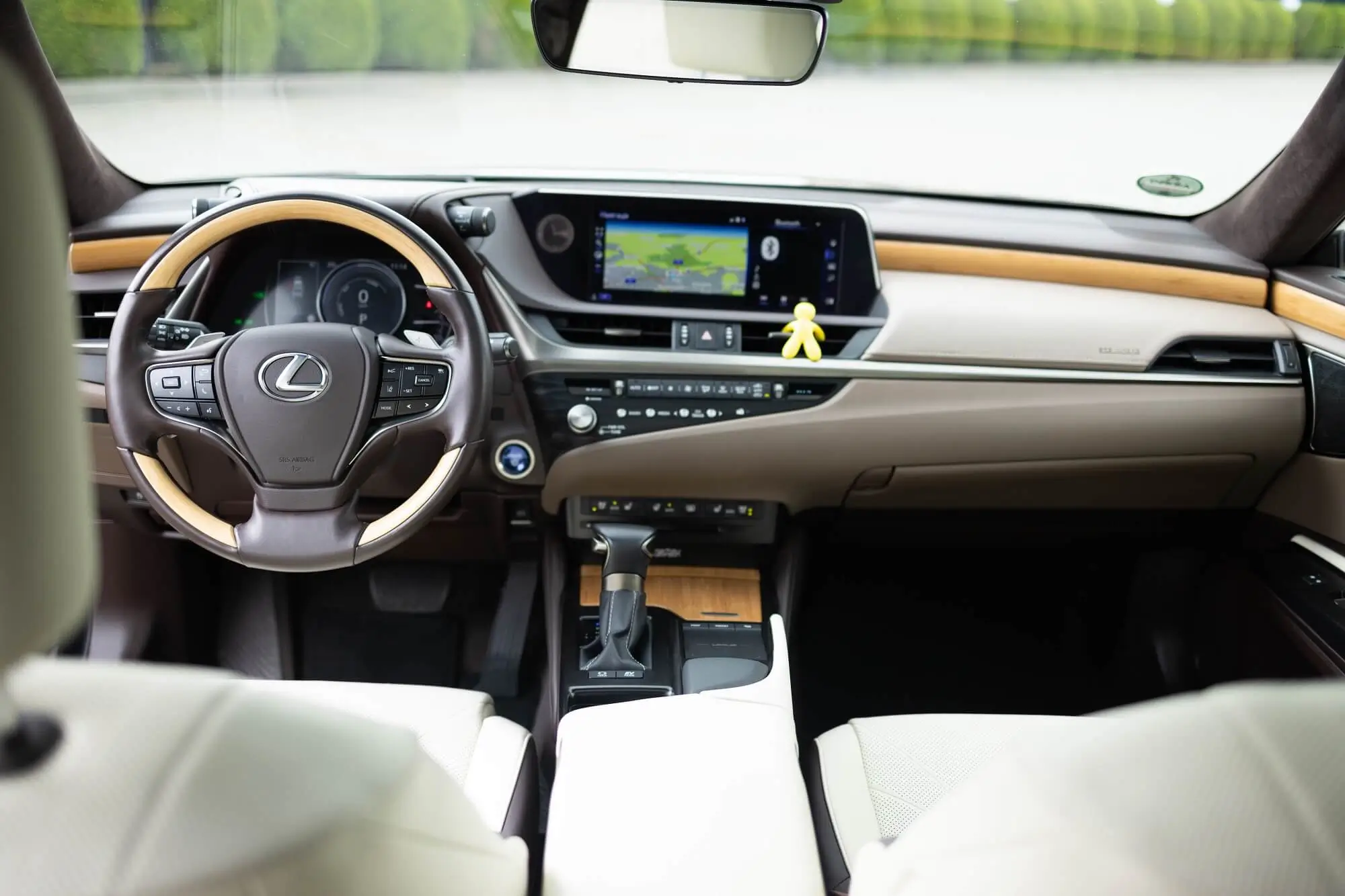 Why the Lexus ES 300h is the Smart Corporate Limo Choice for Financial Executives